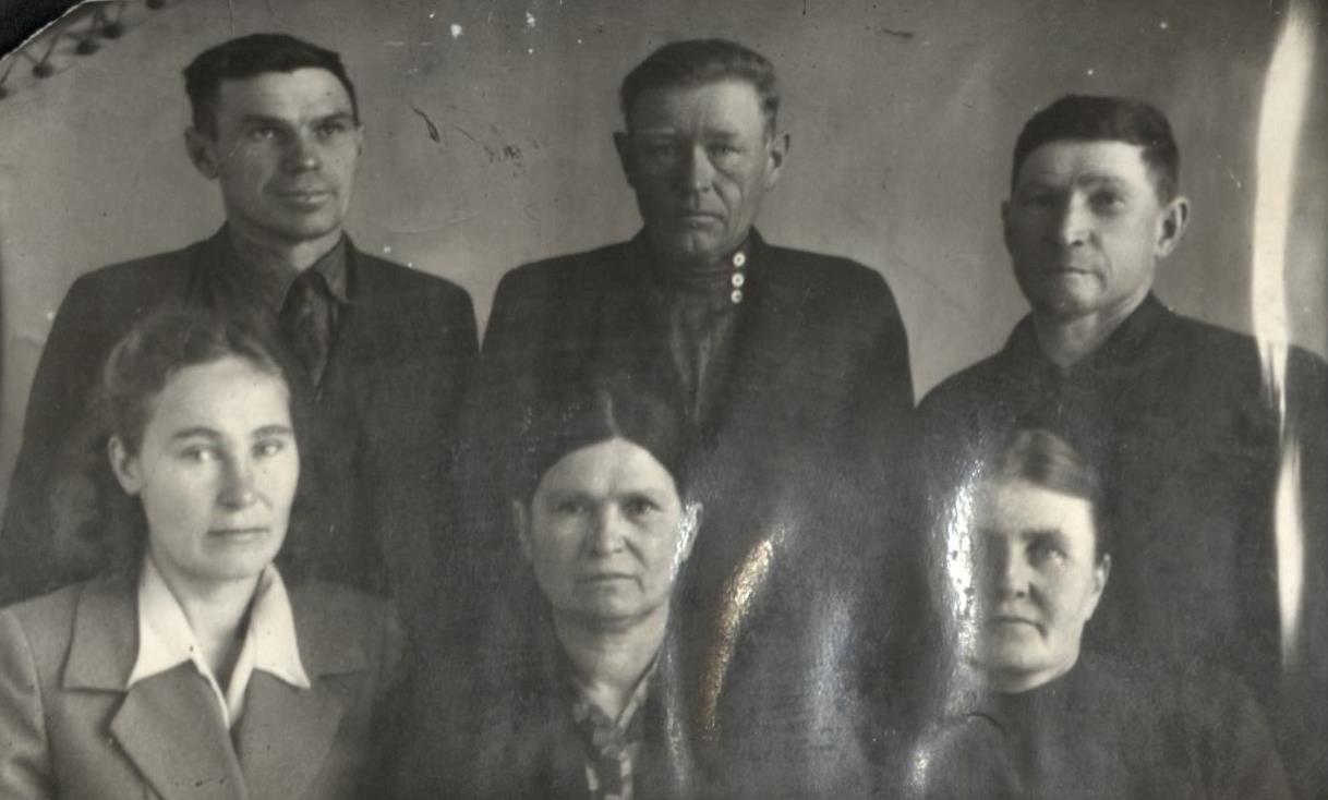 Слева на право Карпов Семен Дмитриевич, Хлюстин Павел, Дмитрий брат и их подруги
